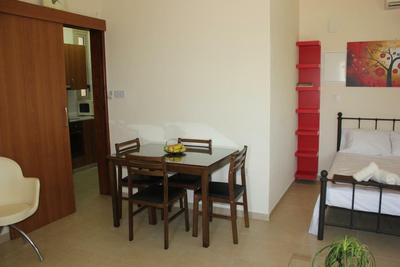 Kerynia Apartments Paphos Bagian luar foto