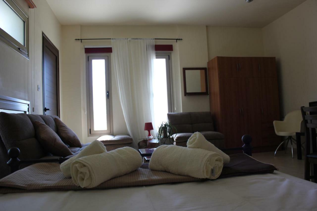 Kerynia Apartments Paphos Bagian luar foto