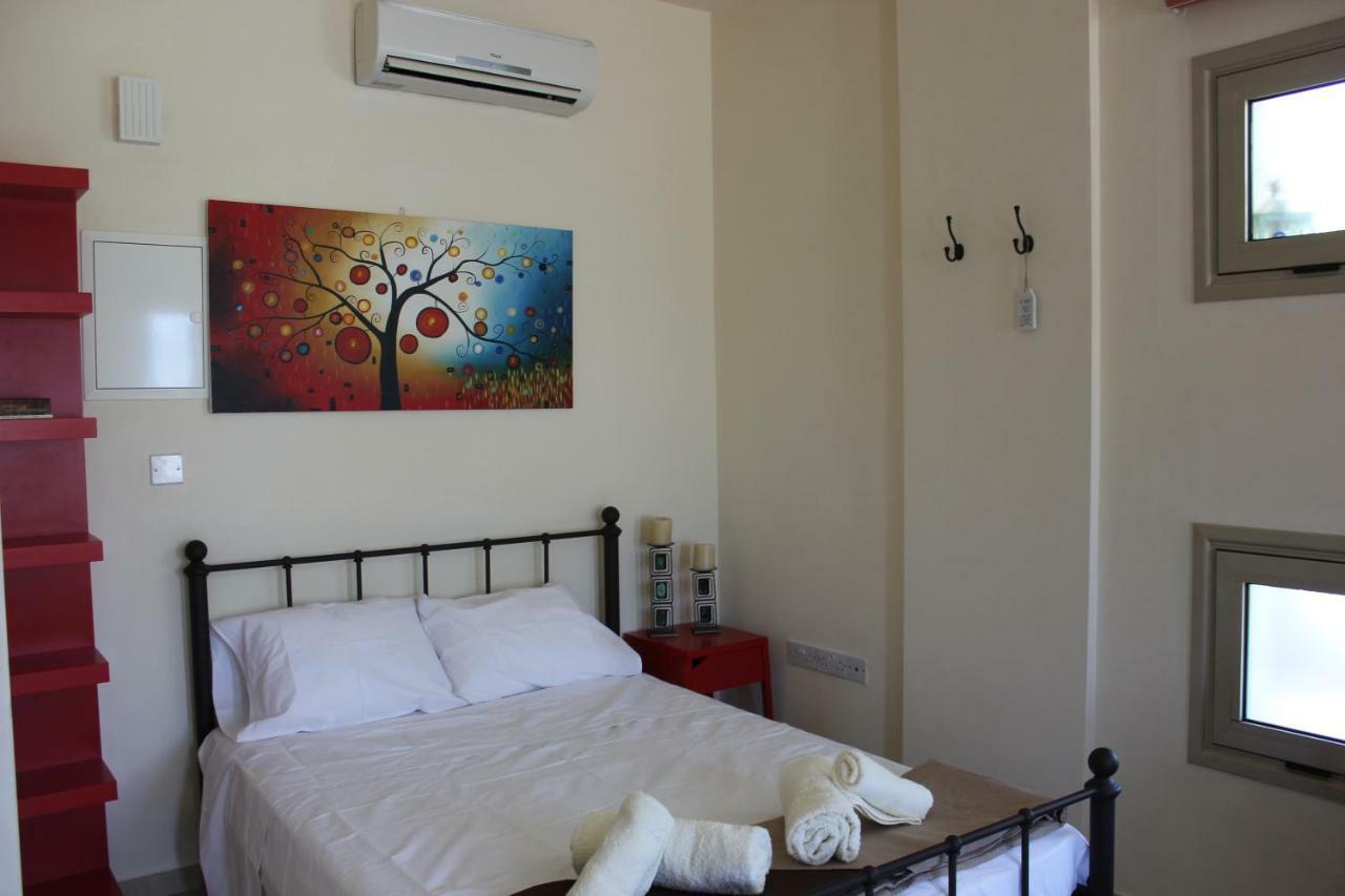 Kerynia Apartments Paphos Bagian luar foto