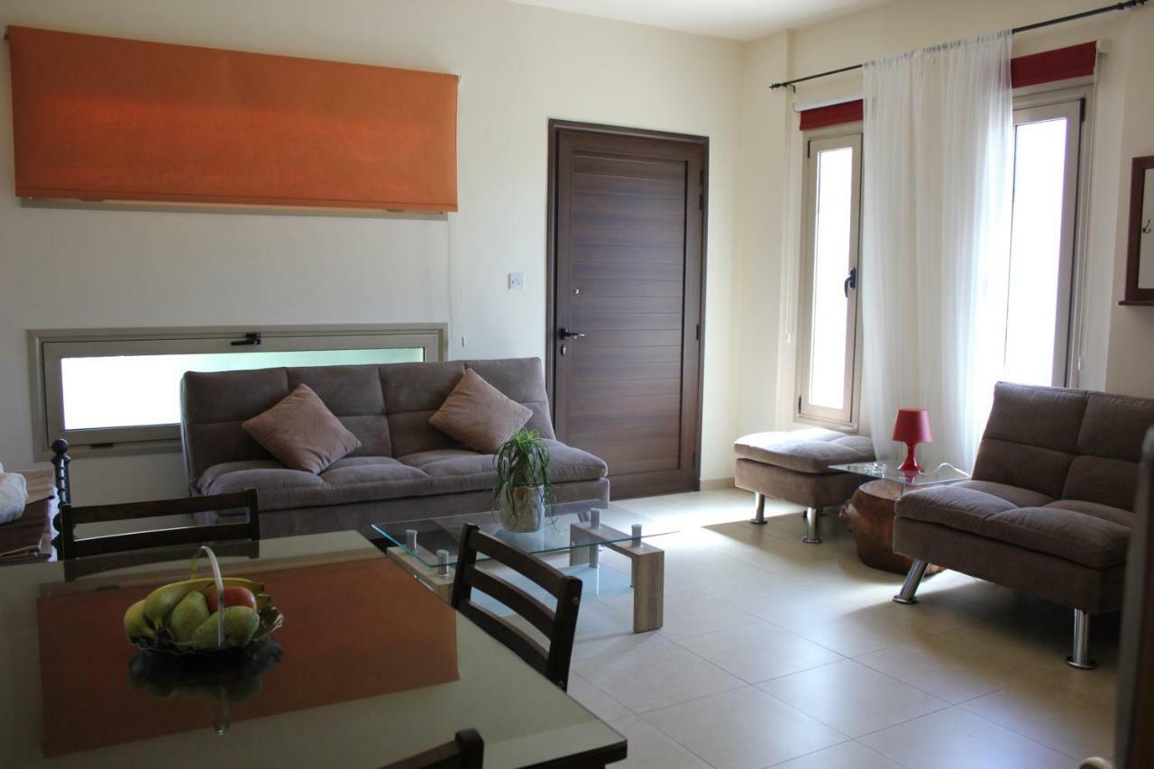 Kerynia Apartments Paphos Bagian luar foto